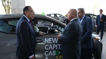 رئيس الوزراء يتفقد سيارات “تاكسي العاصمة” أمام مقر المجلس بالعاصمة الإدارية