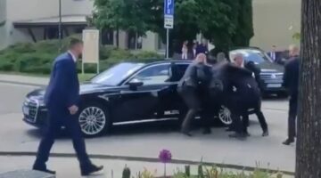 أصيب بــ٤ رصاصات.. فيديو متداول للحظة محاولة اغتيال رئيس وزراء سلوفاكيا‎