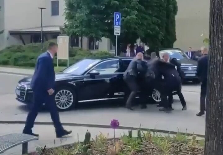 أصيب بــ٤ رصاصات.. فيديو متداول للحظة محاولة اغتيال رئيس وزراء سلوفاكيا‎