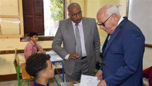 إحالة معلم رفض تسليم «الموبايل» بلجنة امتحانات الإعدادية ببورسعيد
