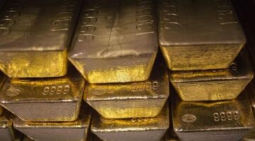 الذهب يسجل مستوى قياسي جديد.. وارتفاع العقود الآجلة