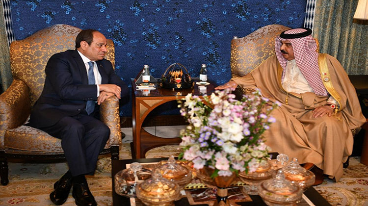 الرئيس السيسي يلتقى ملك البحرين على هامش أعمال الدورة الـ33 للقمة العربية