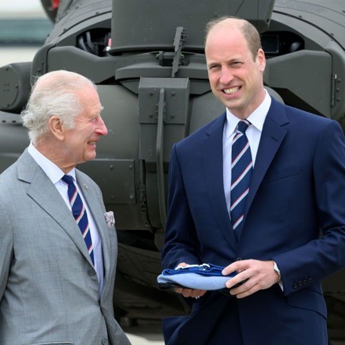 الملك تشارلز يمازح ابنه الأمير ويليام بسبب «ربطة عنق» في ظهور نادر (صور)