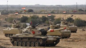 انتشار صور لدبابات ومدرعات وأسلحة مصرية ثقيلة على الحدود .. حالة من الرعب الشديد تجتاح مواقع التواصل الاجتماعي في إسرائيل