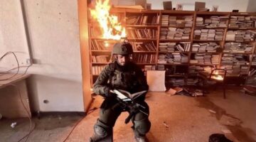 جنود إسرائيليون يحرقون مكتبة جامعة الأقصى في غزة