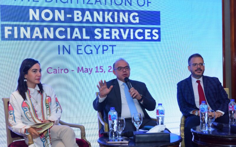 رئيس الرقابة المالية يستعرض جهود التحول الرقمي بالقطاع المالي غير المصرفي أمام ممثلي مجتمع الأعمال