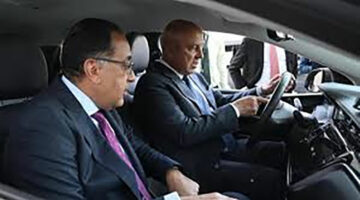 رئيس الوزراء يتفقد سيارات “تاكسي العاصمة” أمام مقر المجلس بالعاصمة الإدارية