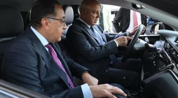 رئيس الوزراء يتفقد سيارات “تاكسي العاصمة”.. اعرف أهم المواصفات