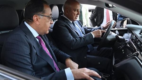 رئيس الوزراء يتفقد سيارات “تاكسي العاصمة”.. اعرف أهم المواصفات