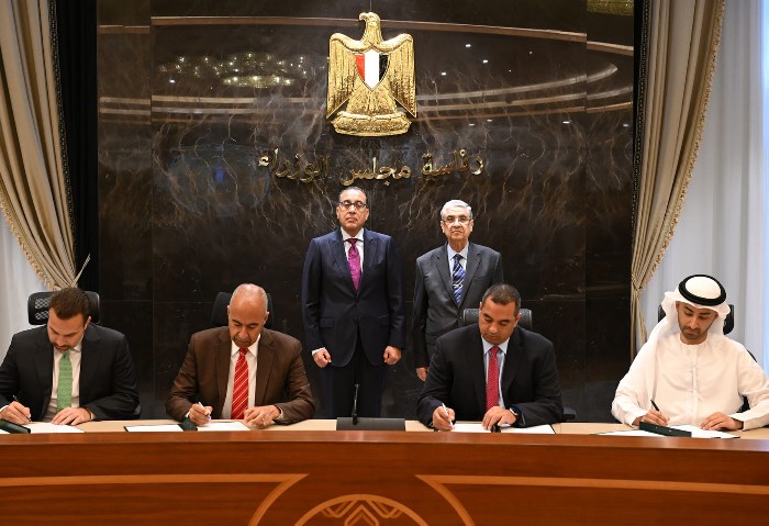 رئيس الوزراء يشهد توقيع محضر استلام الأرض لتنفيذ مشروع إنتاج الكهرباء بطاقة الرياح غرب سوهاج
