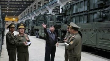 زعيم كوريا الشمالية يتفقد نظام صاروخي تكتيكي جديد