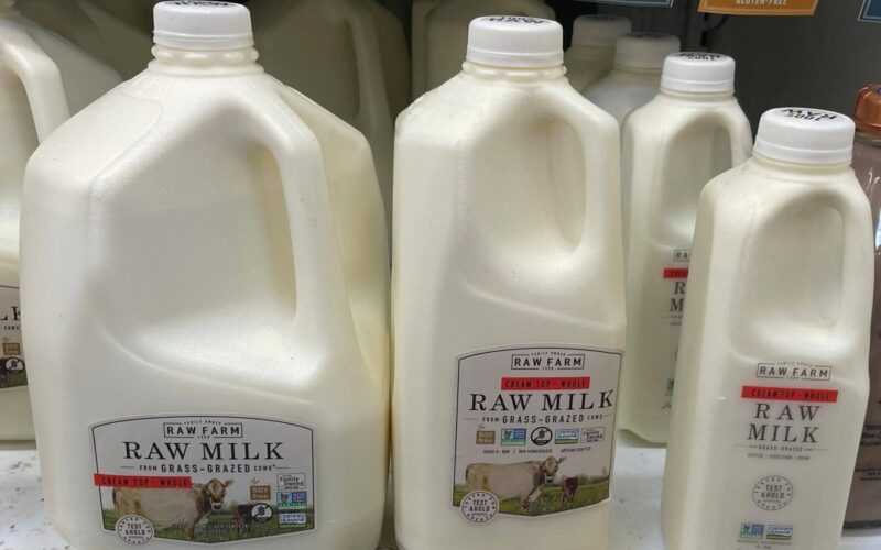 شعبية الحليب الخام ترتفع… لكن هل شربه آمن؟