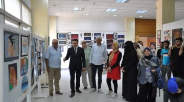 طارق دسوقي يشيد بالأعمال الطلابية بالمعرض العام للفنون التشكيلية والأسرية بجامعة حلوان