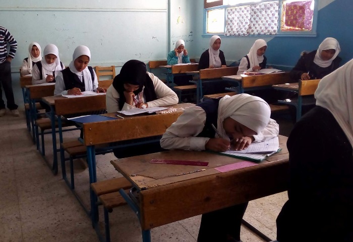 طلاب الشهادة الإعدادية بالقاهرة يؤدون امتحان مادة العلوم اليوم