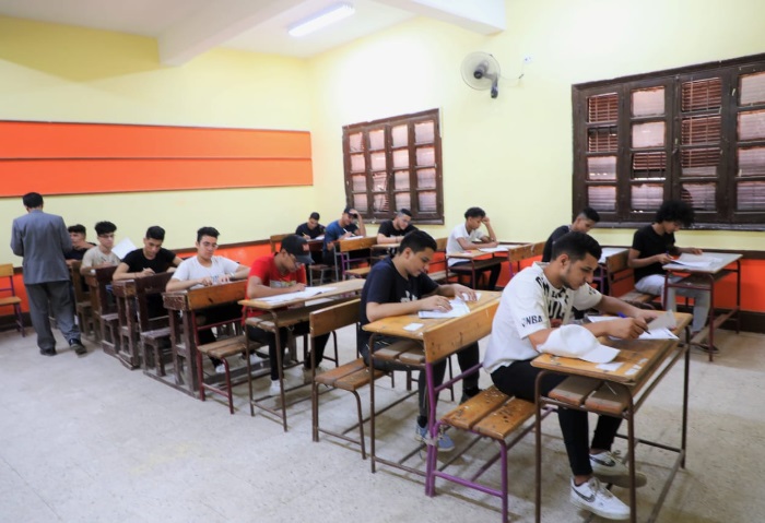 طلاب الشهادة الإعدادية بالقاهرة يؤدون امتحاني الجبر والتربية الفنية اليوم