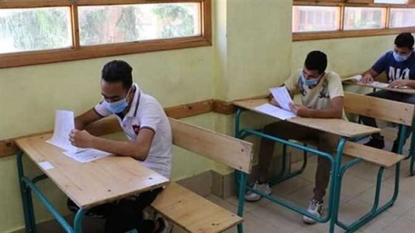 طلاب الصف الثانى الثانوى بالجيزة يؤدون امتحان اللغة الأجنبية الأولى اليوم 