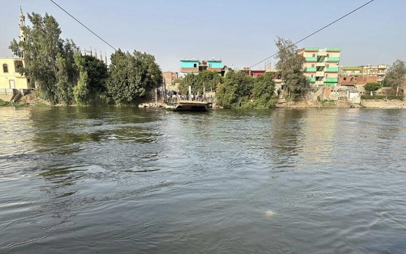 كارثة في النيل.. وفيات في حادث سقوط ميكروباص من أعلى معدية بالجيزة