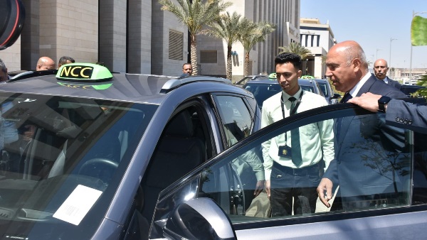 كامل الوزير بيجربها بنفسه.. التفاصيل الكاملة لتشغيل أول تاكسي كهربائي في مصر ي