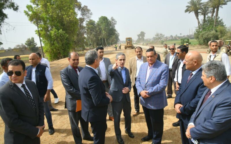 وزير التنمية المحلية ومحافظ الغربية يتفقدان مشروعات الرصف والتطوير بمركزي زفتى والسنطة